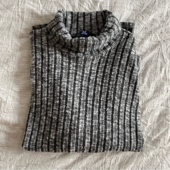American Eagle Soft Turtleneck Hi Low Sweater Gray Ribbed Fuzzy Small Boxy - Picture 6 of 6